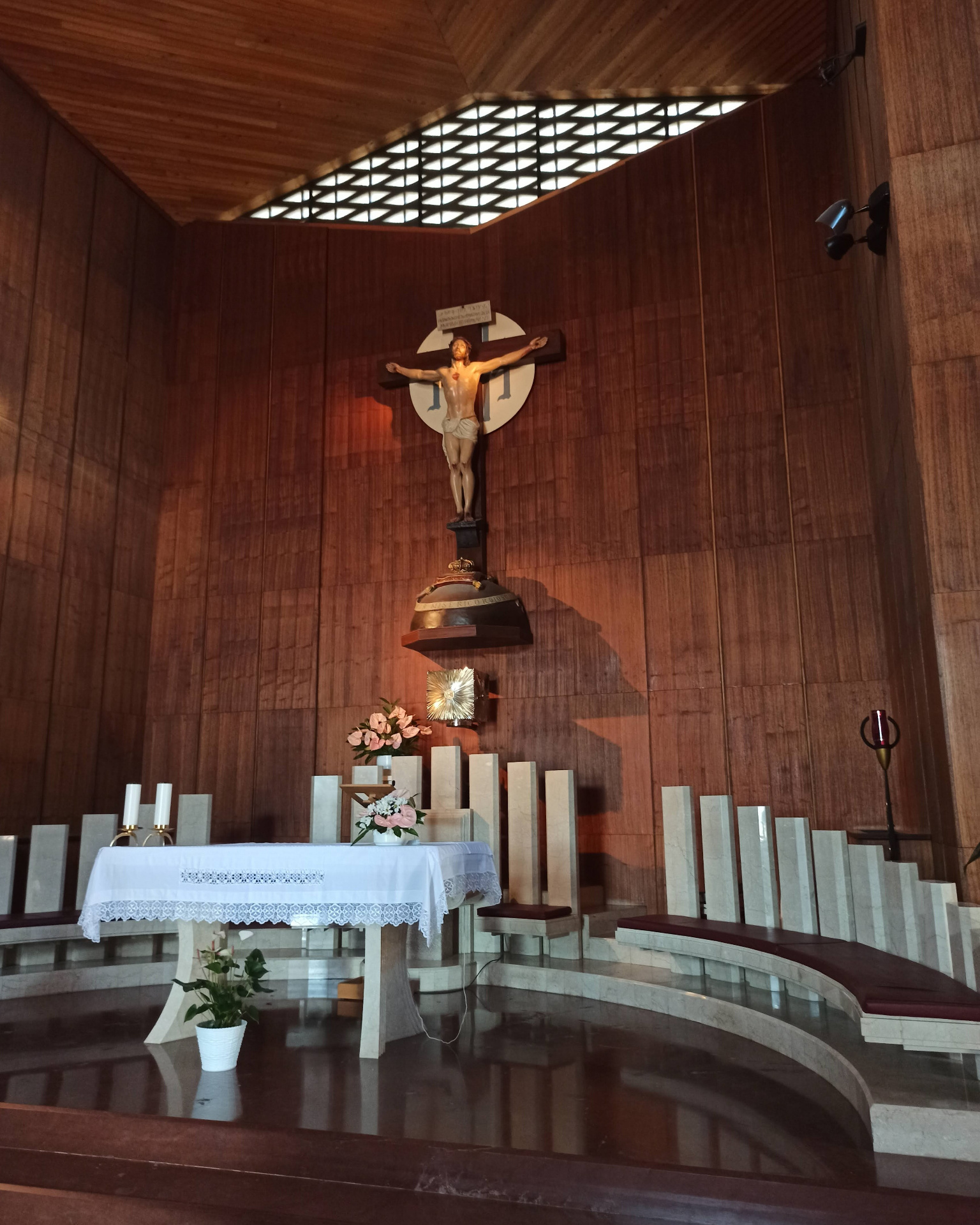 Altare e crocifisso della cappella dell'Amore Misericordioso